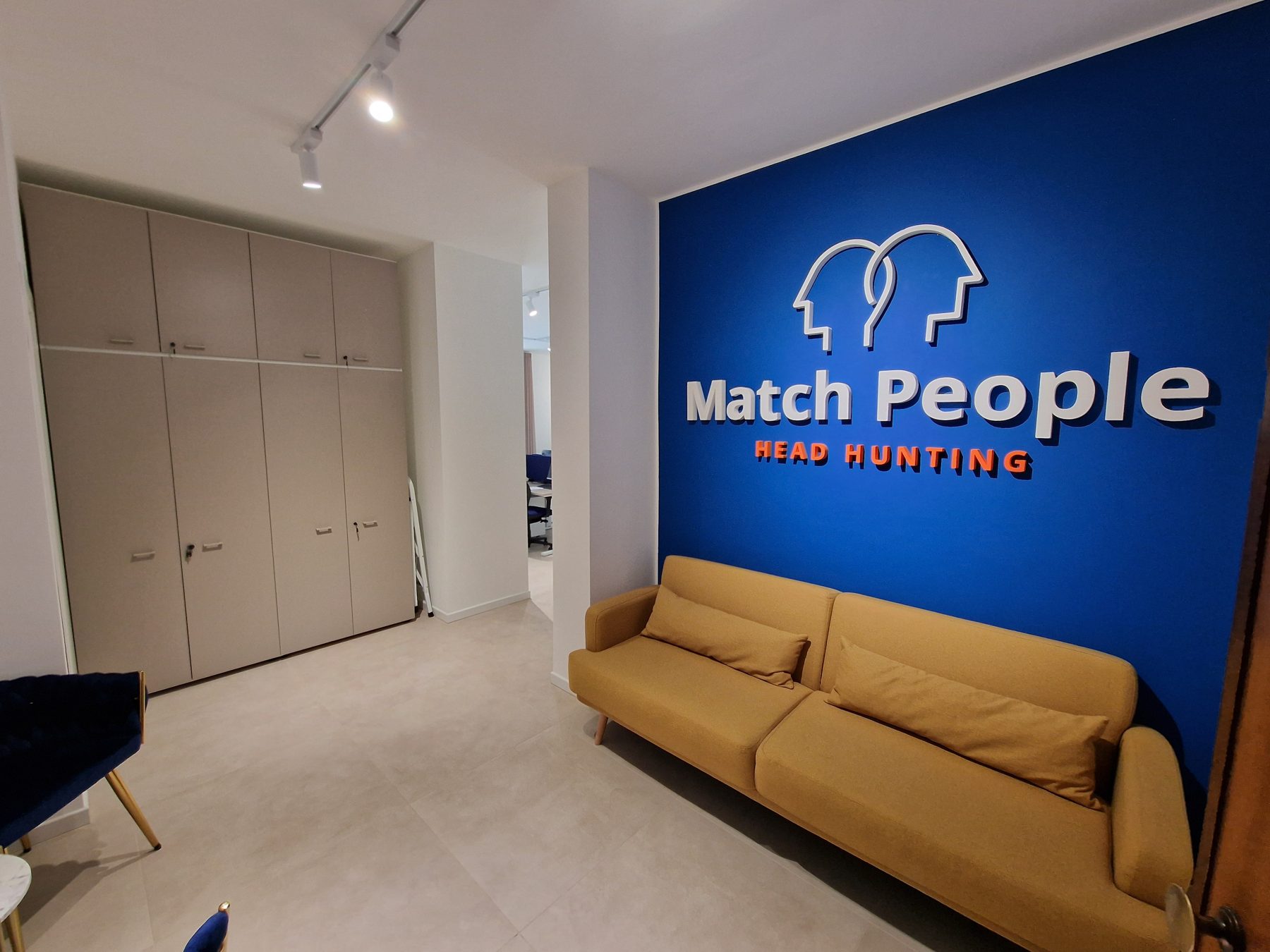 La parete brand negli uffici Match People